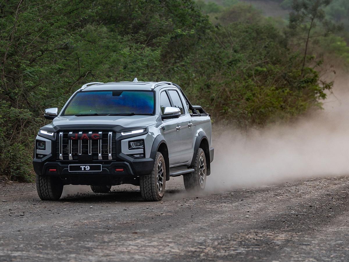 JAC T9 EV route poussière